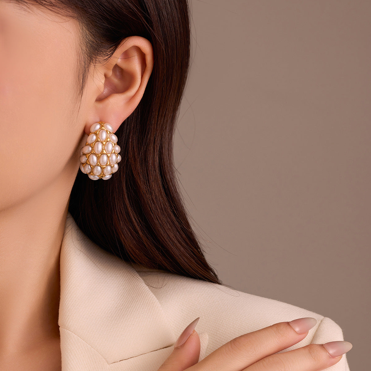 Pendientes de acero de titanio con forma de lágrima estilo vintage, incrustaciones de perlas y baño de oro de 18 quilates para mujer