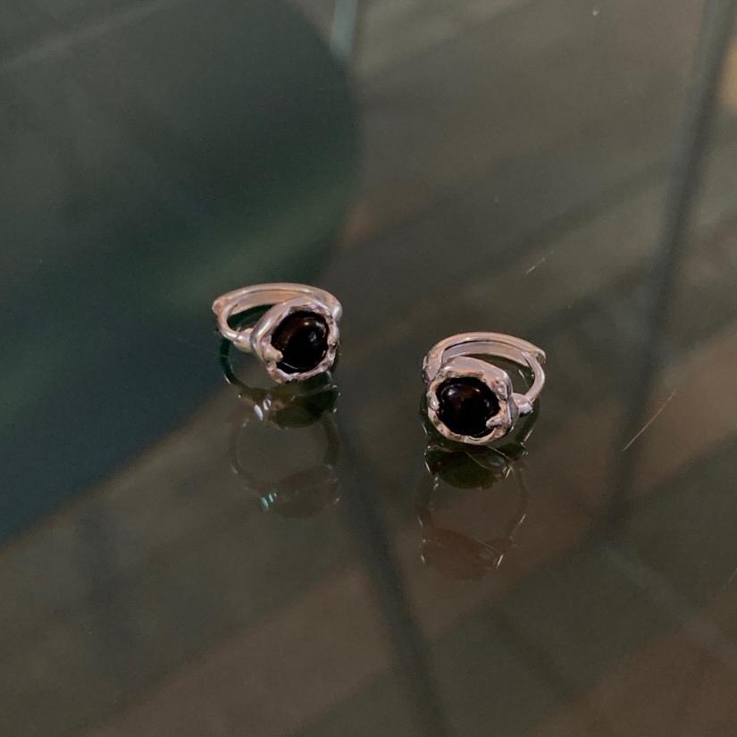 Pendientes minimalistas de ónix negro en plata de ley 925 con forma irregular y acabado chapado