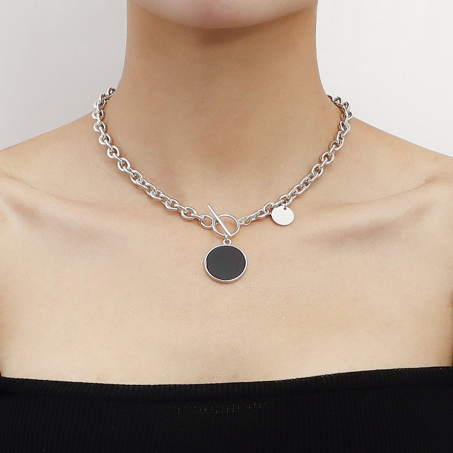 Geometric Style Black Mother-of-Pearl Pendant Necklace for Women with Thick Alloy Chain and Electroplated Finish