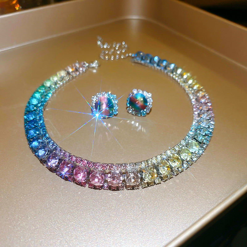 Parure elegante composta da collana con ciondolo geometrico e orecchini a perno da donna, in rame placcato