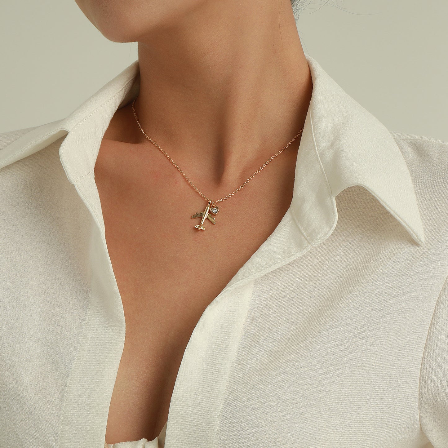 Minimalist Heart-Shaped Aircraft Pendant Necklace for Women Made of Alloy with Rhinestone Inlay and Plated Finish