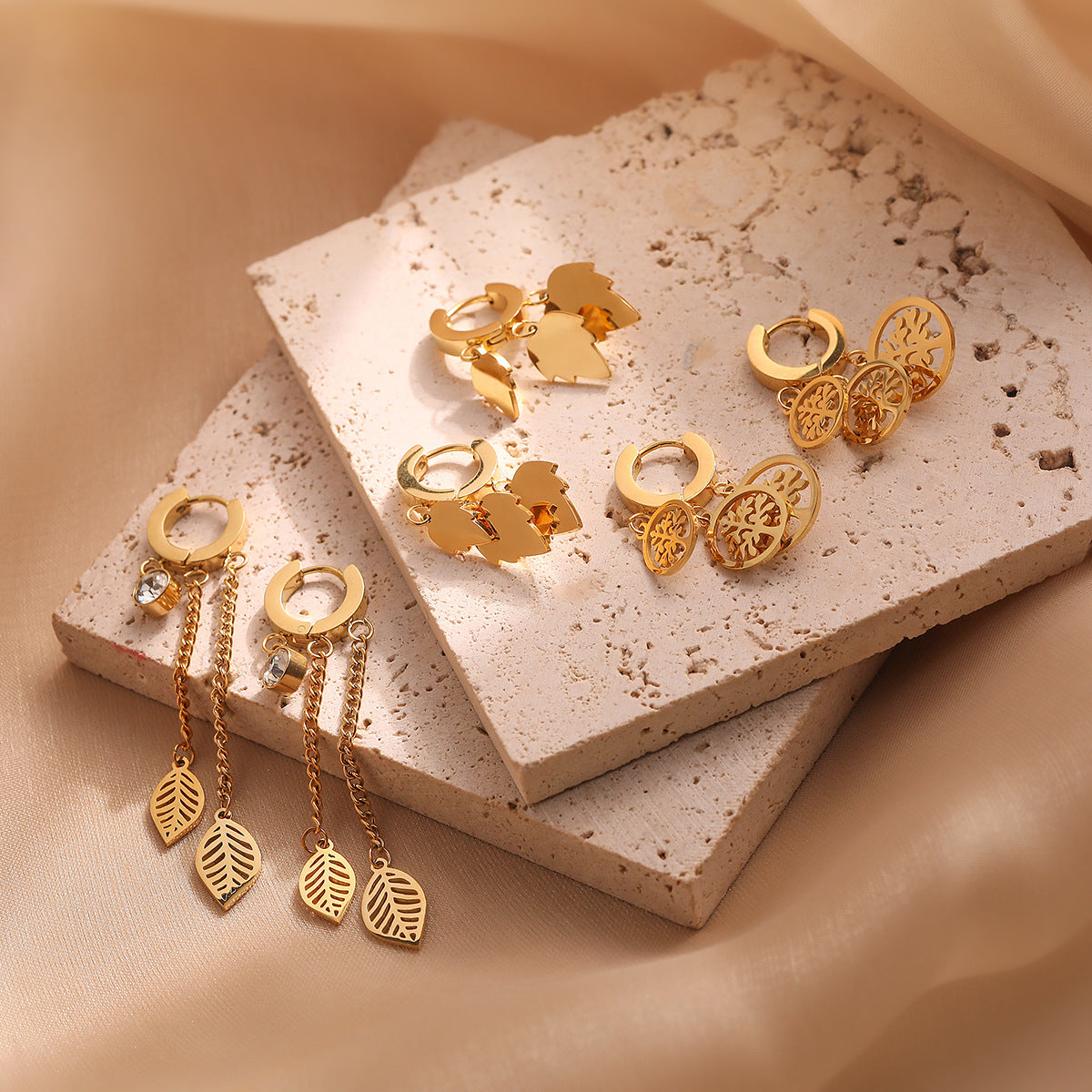 Orecchini minimalistici a forma di foglia in acciaio al titanio per donne con placcatura in oro vero, gioielli per l'orecchio di lusso leggeri e alla moda