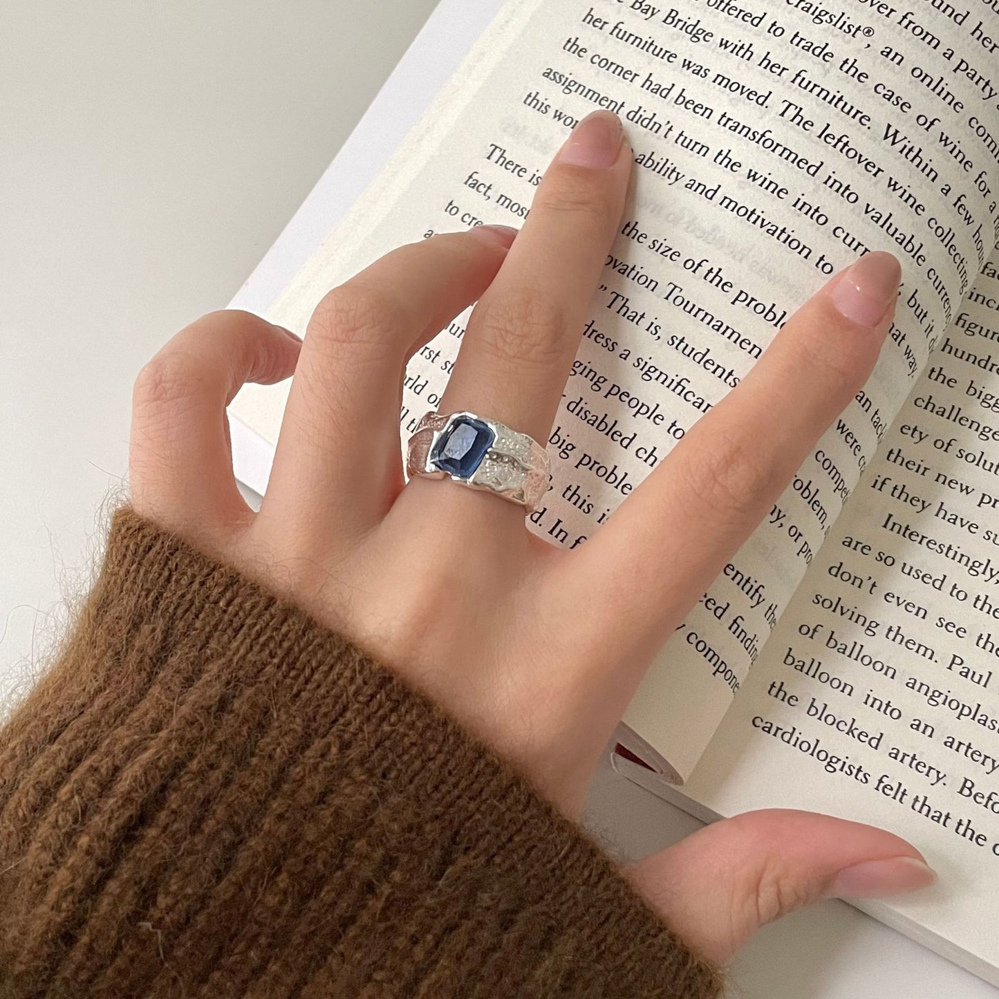 Anillo Minimalista de Plata de Ley 925 con Baño Geométrico y Textura de Zafiro Azul
