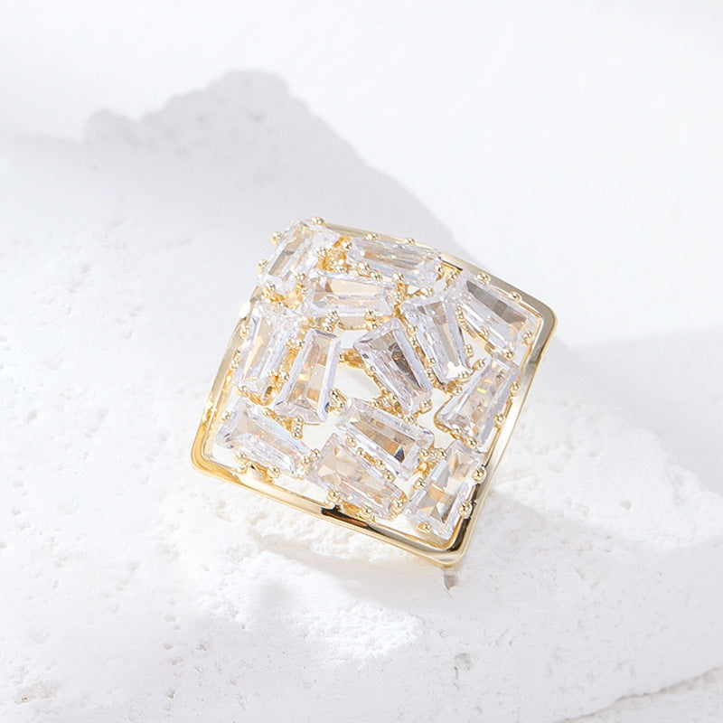Aretes de botón minimalistas geométricos de diamantes de imitación en cobre con postes de acero inoxidable, diseño cuadrado y en forma de estrella