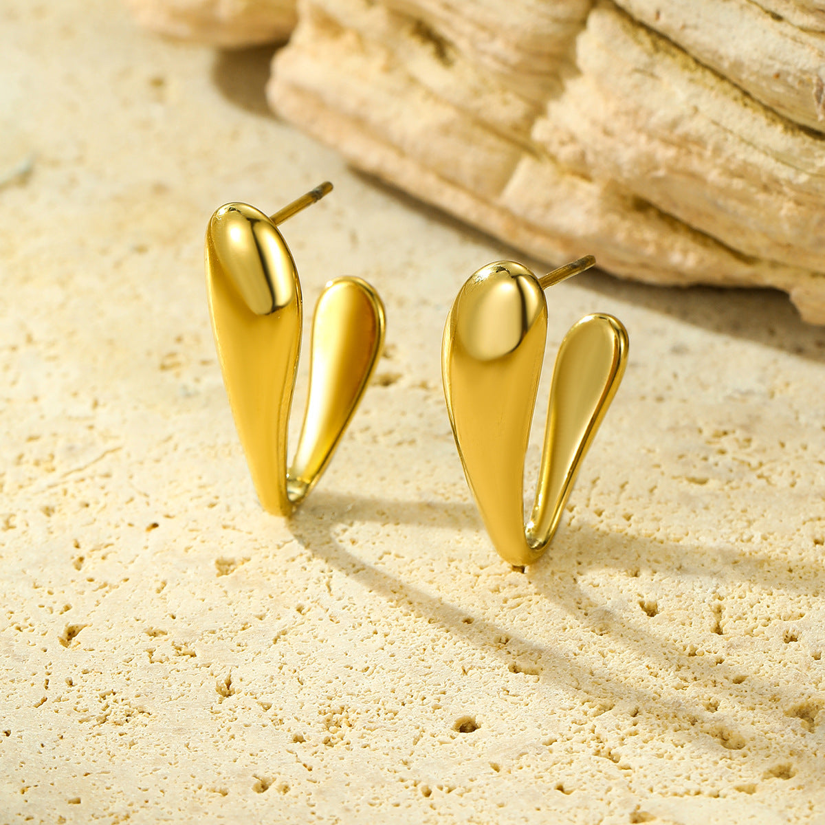 Pendientes Minimalistas de Titanio en Forma de V con Acabado Chapado para Mujer