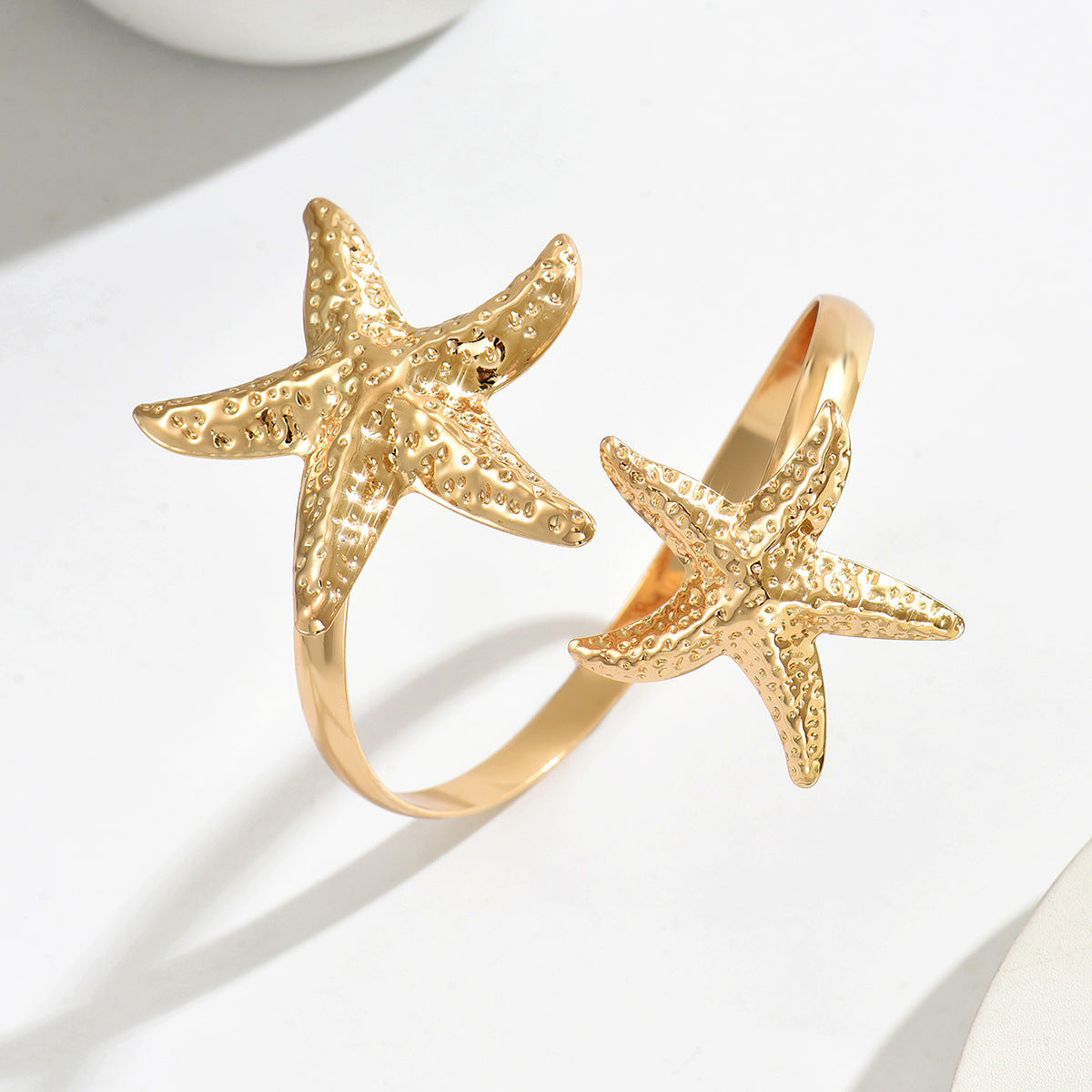 Pulsera de Estrellas de Mar Minimalista Geométrica para Mujer en Aleación de Zinc con Acabado Chapado, Brazalete Abierto Ajustable