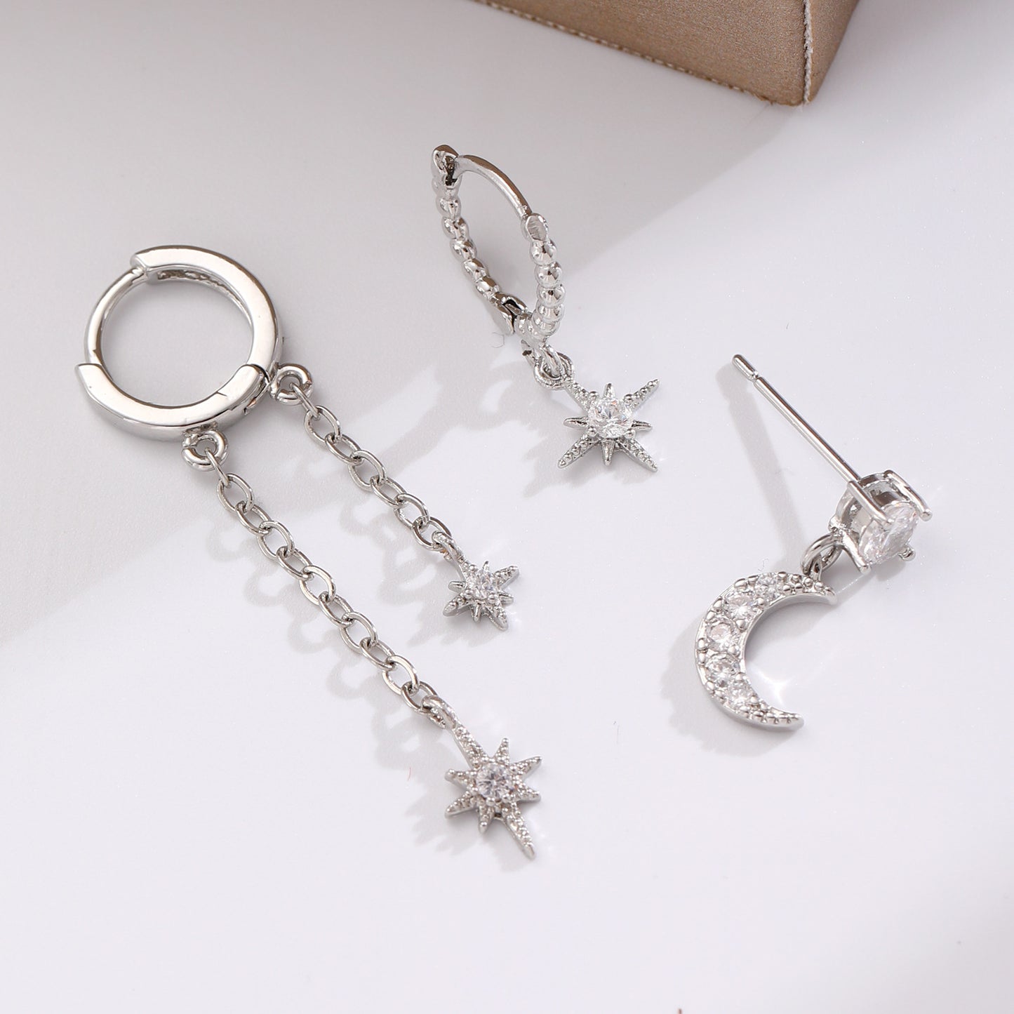 Orecchini Asimmetrici a Stella e Forma Geometrica con Zirconi, Base in Rame Galvanizzato, Perni in Oro 14K, Accessorio Moda Unisex