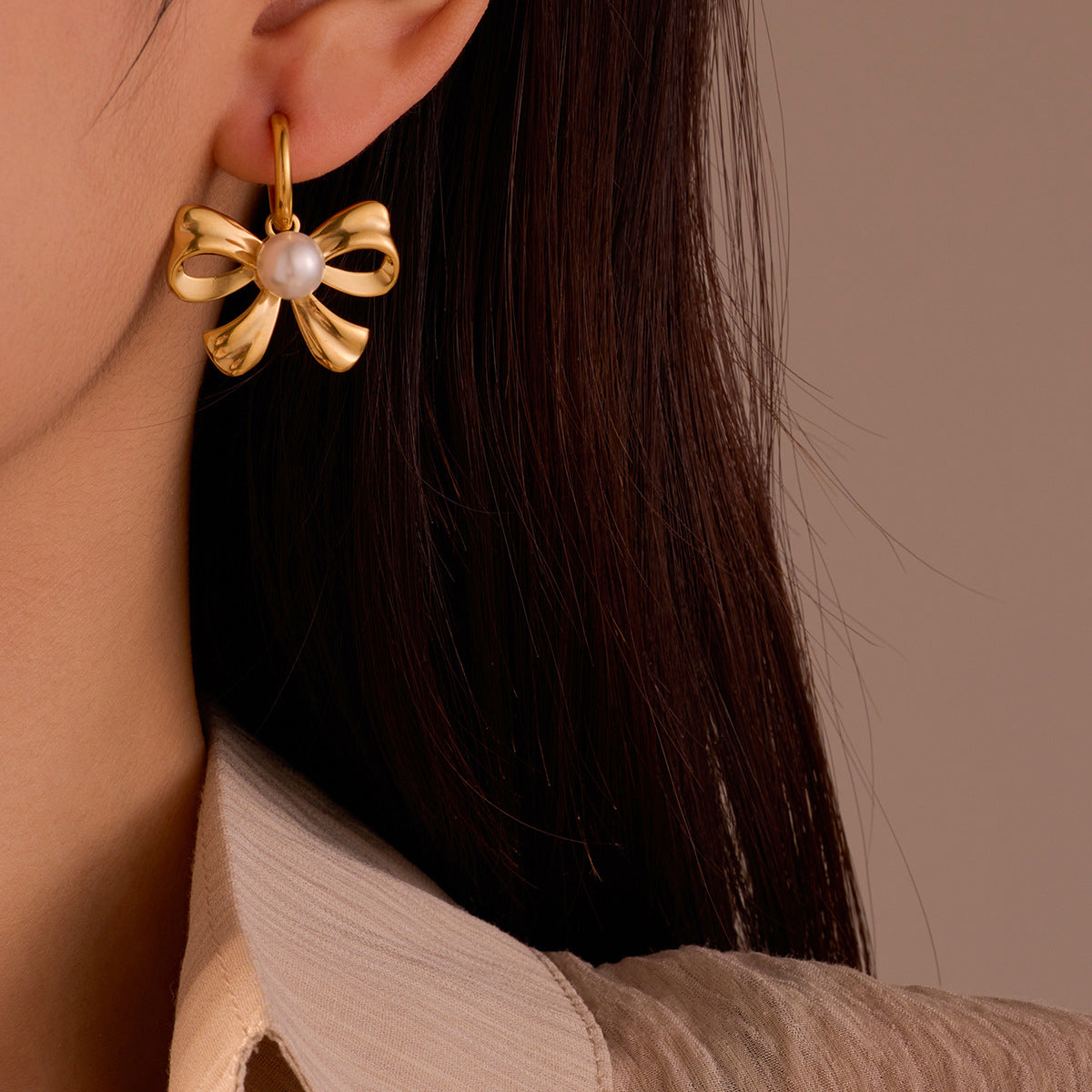 Pendientes de acero inoxidable de moda con forma de lazo, chapados en oro de 18 quilates y detalles de perlas para mujer