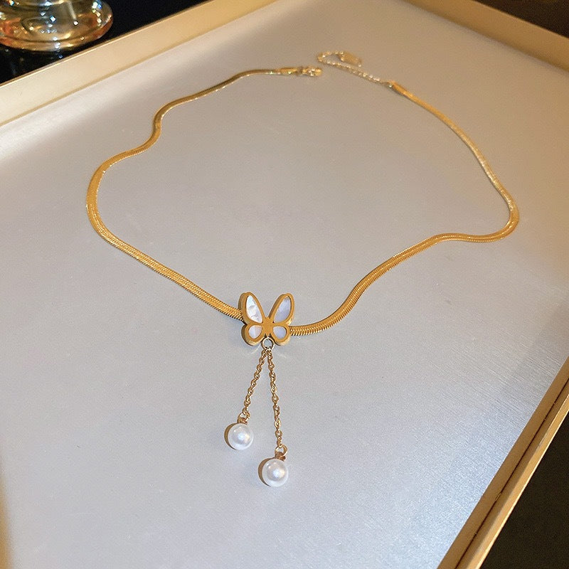 Collana Pendente Minimalista a Forma di Farfalla in Acciaio al Titanio con Accenti di Perle e Nappe per Donna