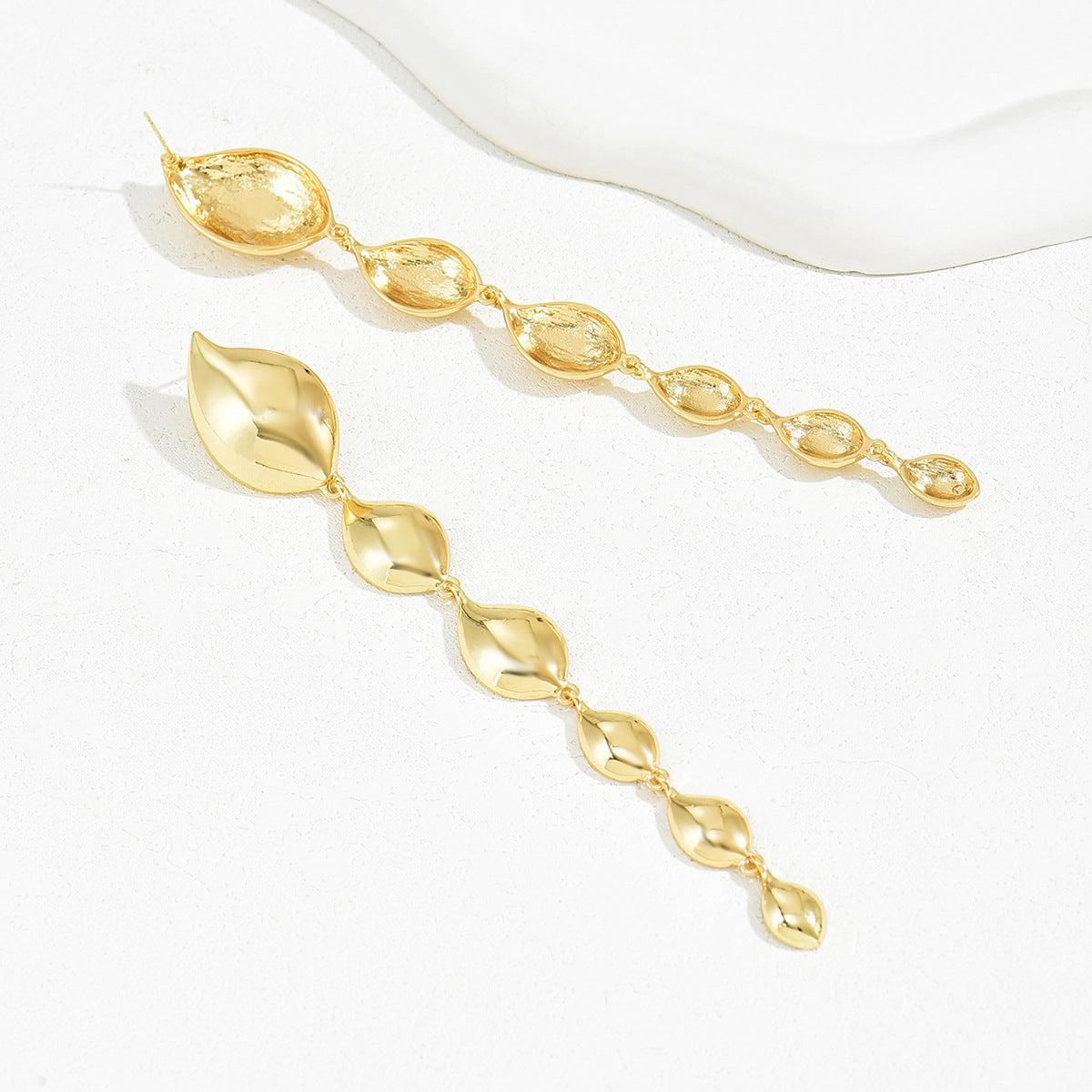 Pendientes colgantes geométricos minimalistas para mujer de aleación de zinc con acabado galvanizado y postes de acero inoxidable