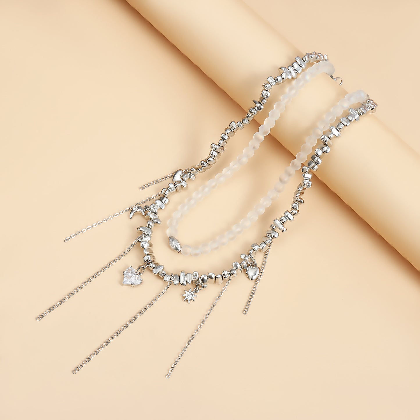Collana con Pendente a Cuore di Moda con Accenti di Zirconi e Dettaglio Nappa per Donne, Perle di Vetro su Catena alla Clavicola