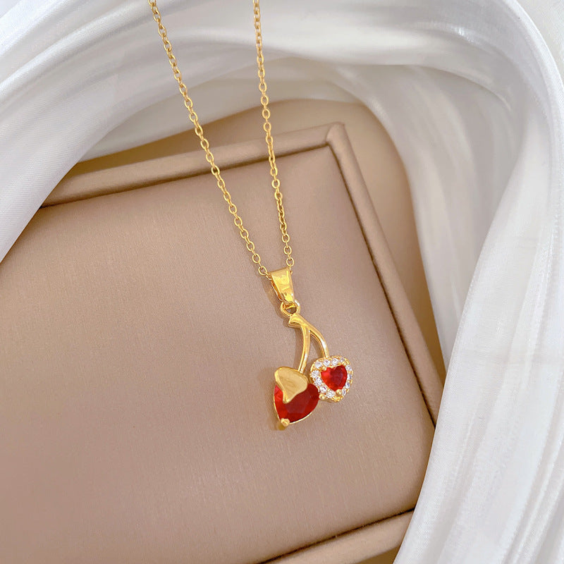 Collar de acero de titanio con forma de corazón de cereza de dibujos animados con incrustaciones de diamantes de imitación para mujeres y hombres, delicada cadena para clavícula