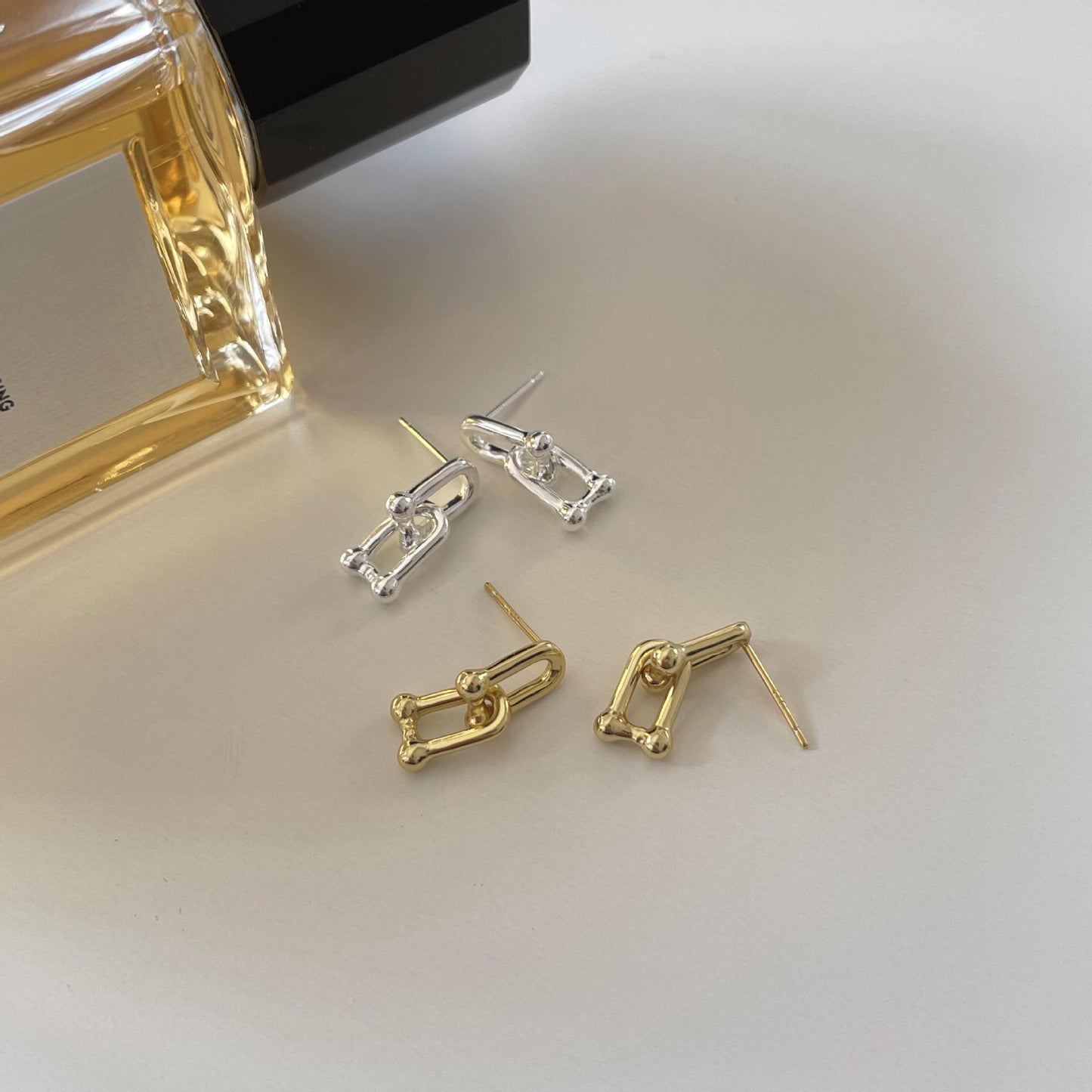 Orecchini a perno con zirconi a forma di U in argento sterling 925 minimalista