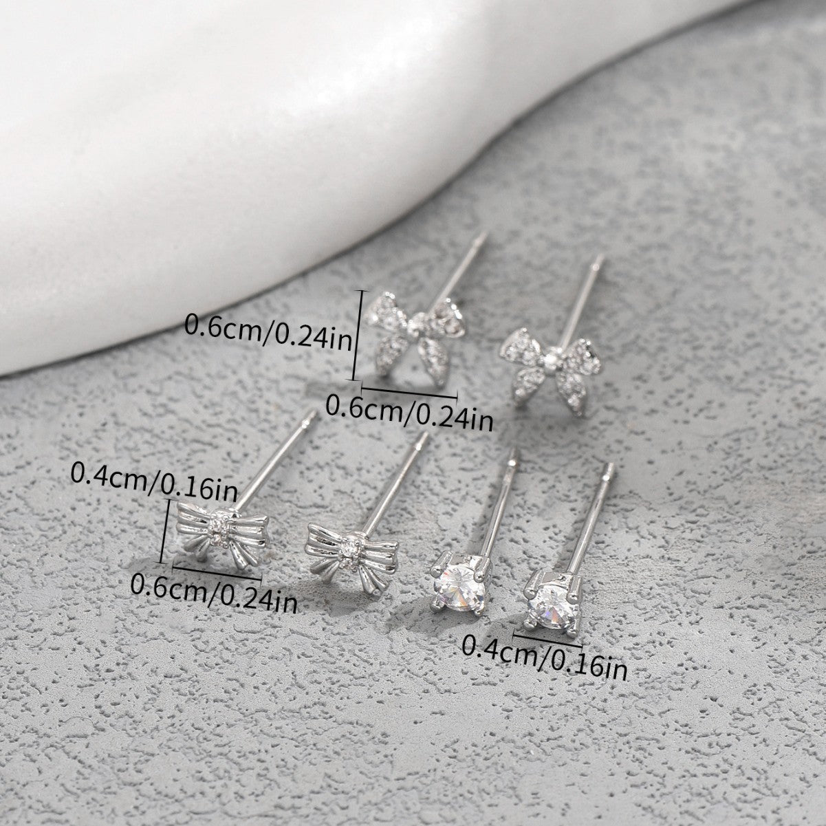 Dulces aretes minimalistas de cobre en forma de moño con incrustaciones de diamantes de imitación para mujer
