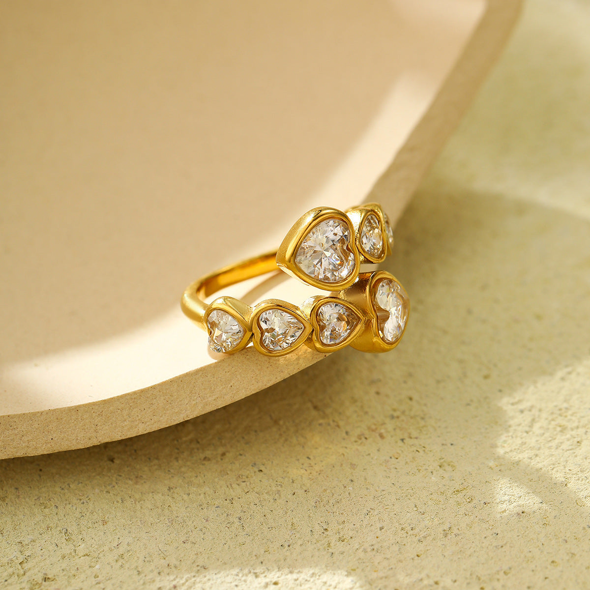 Anello da donna in acciaio al titanio a forma di cuore, stile lusso, con intarsio in zircone e finitura placcata