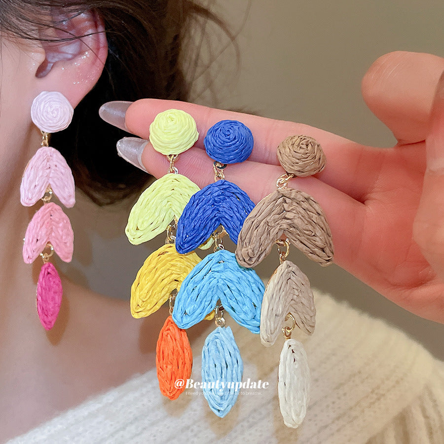 Pendientes de borla de rafia estilo Sweet Coastal, inspirados en Daphne, con postes de acero chapado en forma de hoja geométrica