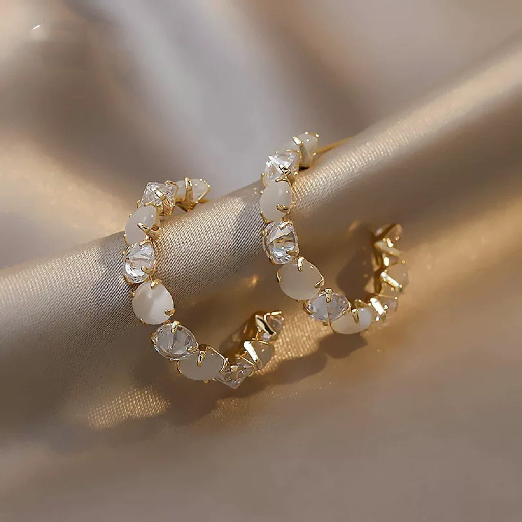 Orecchini a farfalla geometrici chic con perle d'acqua dolce e intarsio di zirconi su perni in argento sterling 925