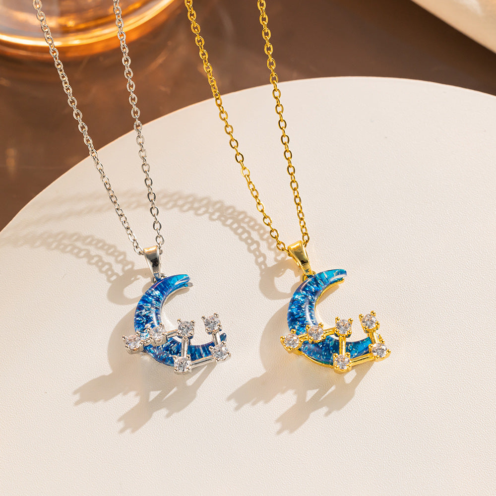 Collana con Pendente a Luna Minimalista da Donna in Acciaio al Titanio con Intarsi di Strass e Design a Catena O