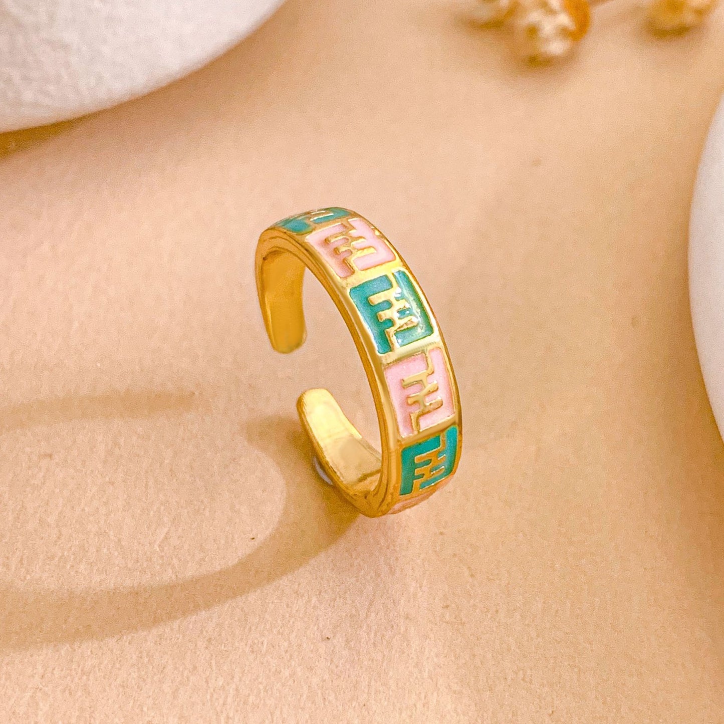 Anello regolabile da donna in ottone placcato oro con lettera a cuore e smalto a goccia colorato