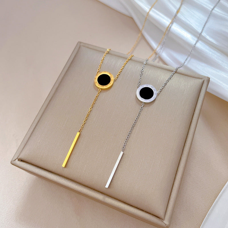 Collana a catena girocollo minimalista in acciaio al titanio con ciondolo geometrico e dettagli floreali