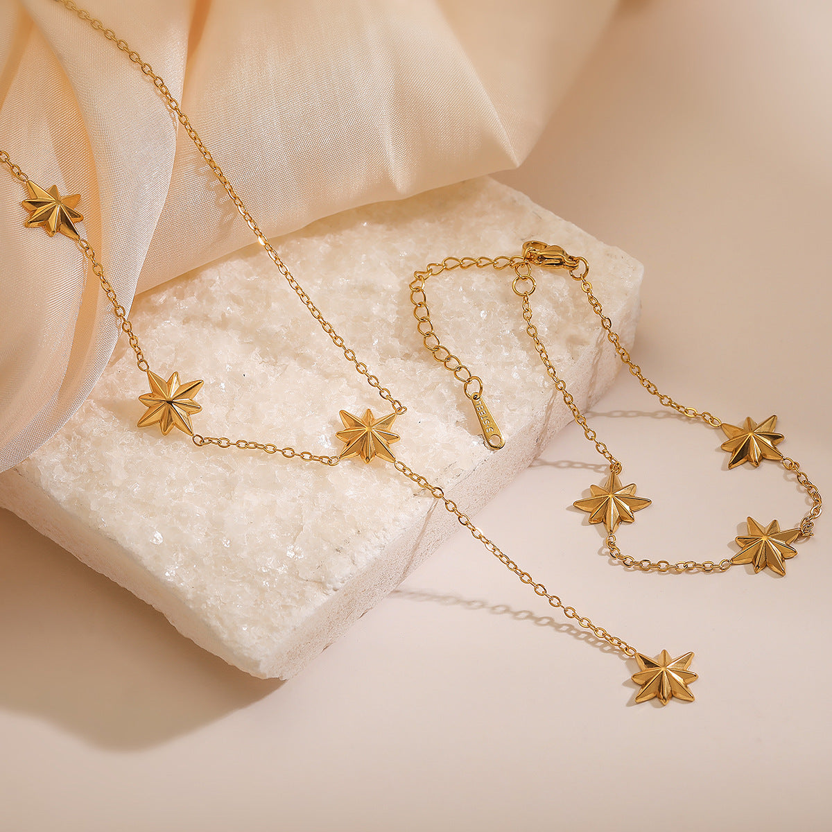 Collana con pendente a stella a otto punte geometrica minimalista da donna in acciaio al titanio placcato oro 18 carati