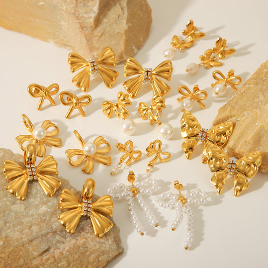 Orecchini a perno da donna in acciaio al titanio a forma di fiocco, ispirati alla moda francese, placcati in oro 18 carati e impreziositi da perle