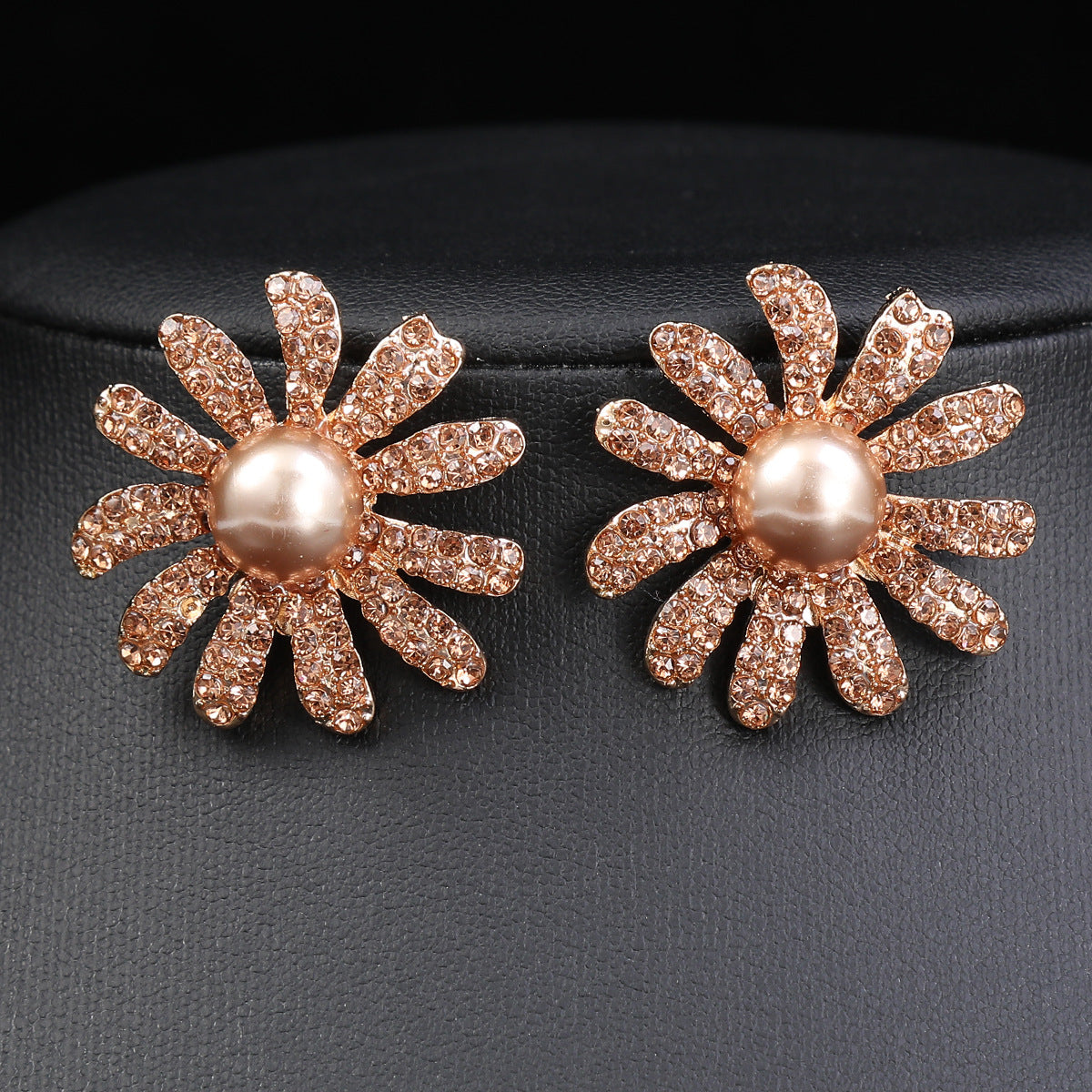 Vintage Floral Pearl Necklace and Earrings Set with Alloy Pendant and Plated Finish for Women