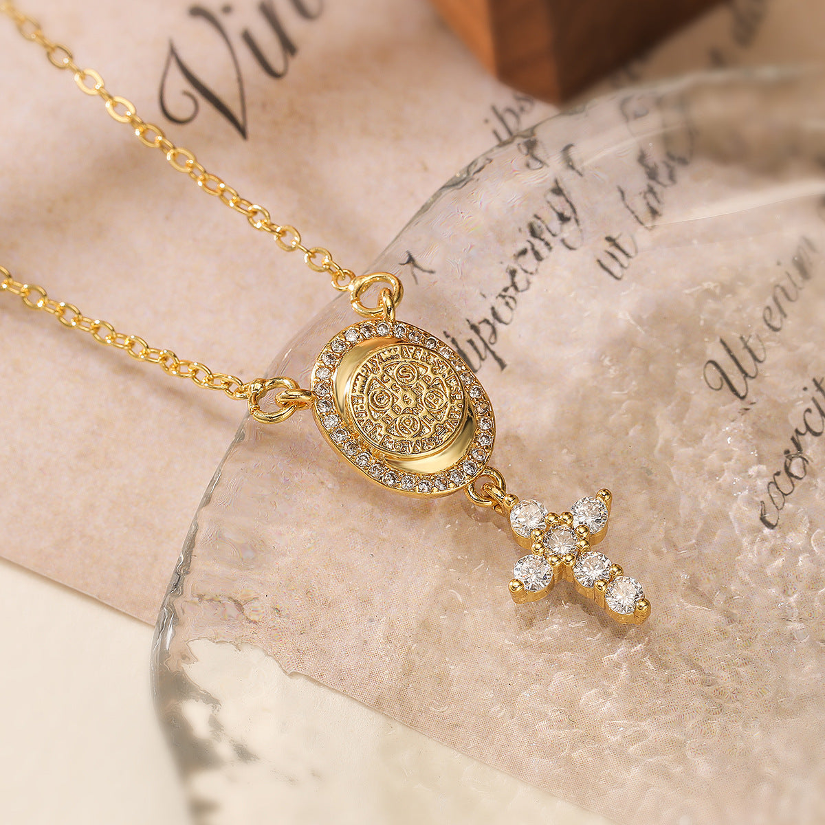Collana da donna a croce minimalista in rame placcato oro 18 carati con intarsio di zirconi
