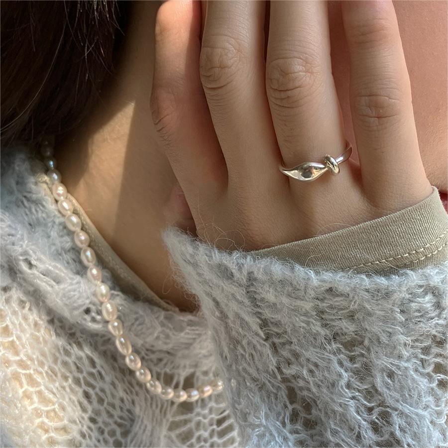 Dulce anillo de plata de ley 925 con baño geométrico para mujer