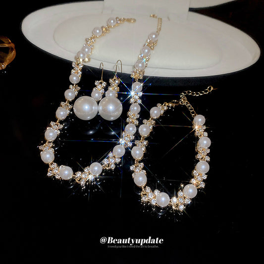 Elegante parure girocollo floreale con perle e intarsi di zirconi da donna, include orecchini, bracciale e catena per clavicola