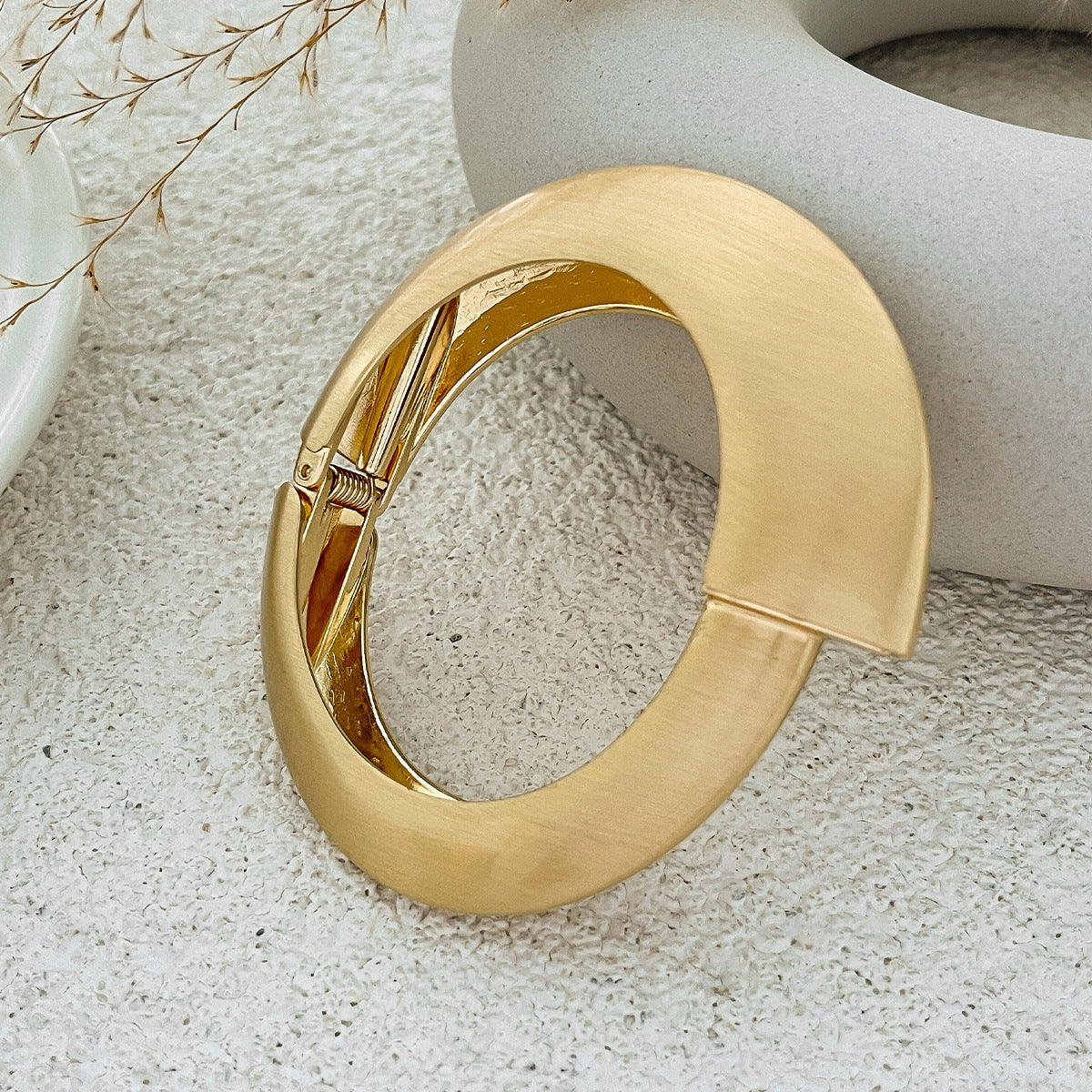 Pulsera Metálica de Círculo Irregular Estilo Punk con Acabado Mate y Cierre de Resorte