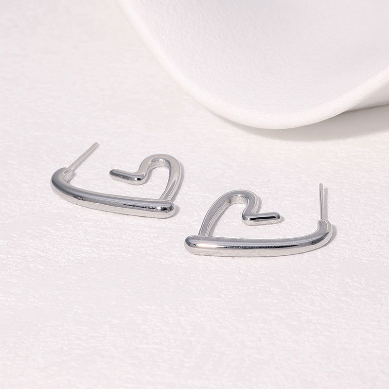 Orecchini a perno da donna minimalisti in acciaio inossidabile a forma di cuore cavo con finitura placcata