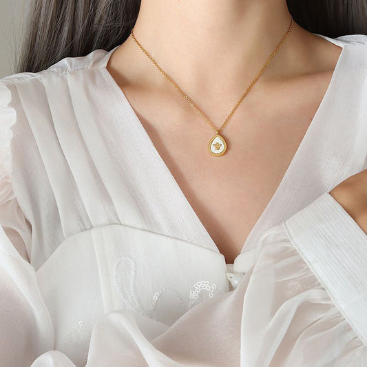 Collar de clavícula ajustable vintage para mujer con colgante de acero titanio en forma de corona y lágrima, acabado chapado en oro