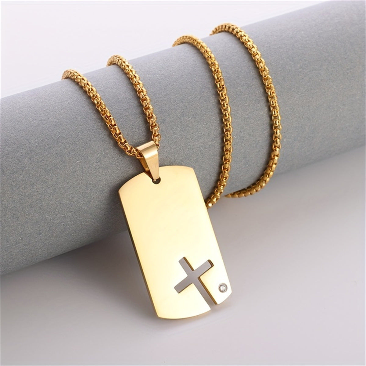 Collana con pendente a croce geometrico minimalista in acciaio inossidabile con finitura lucida e intarsio di strass per uso quotidiano unisex