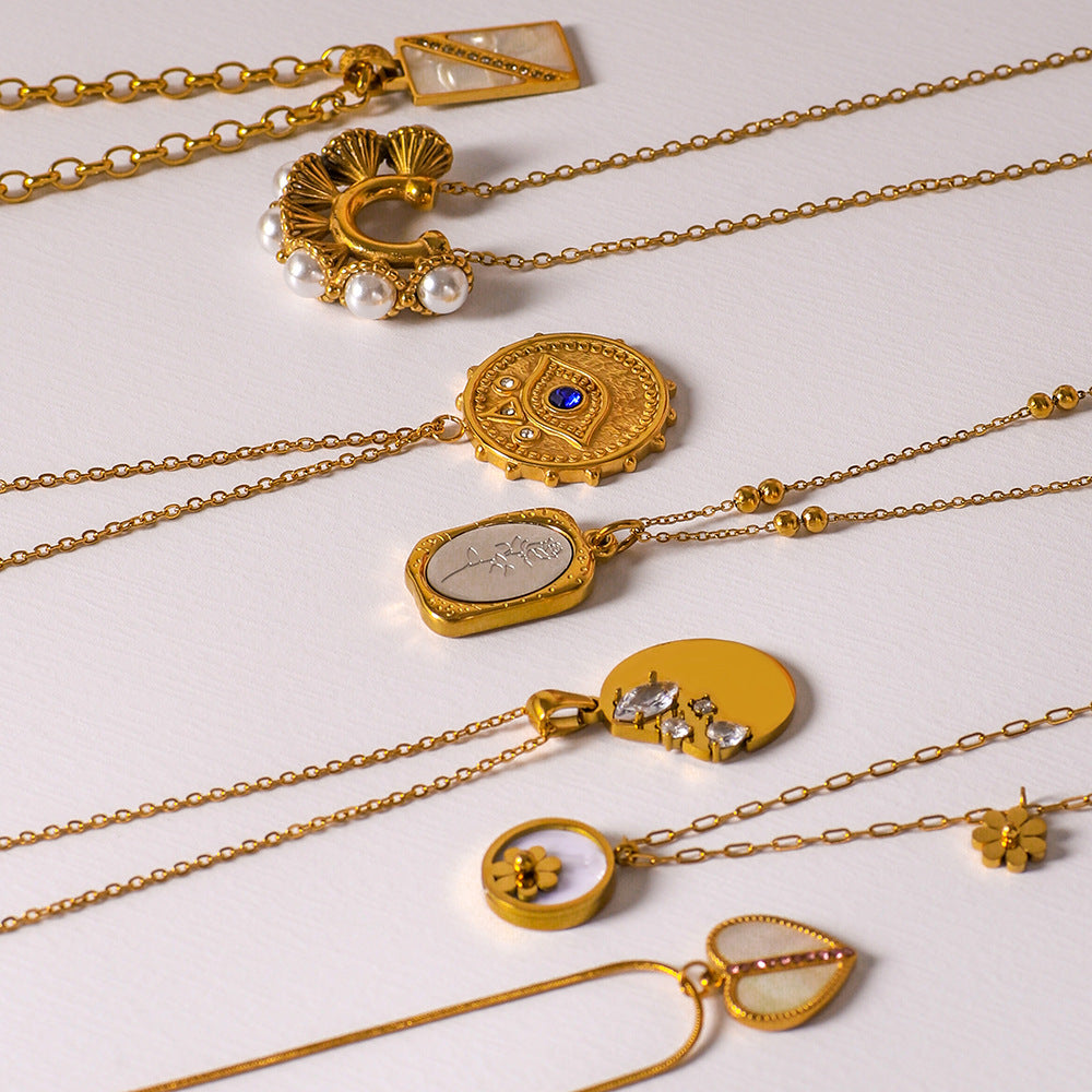 Collana con ciondolo a cuore geometrico vintage in acciaio inossidabile con intarsio di zirconi e madreperla bianca naturale, finitura placcata oro 18 carati