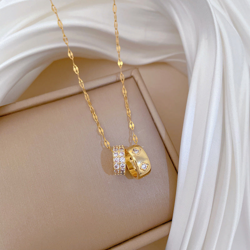 Collar con doble anillo estilo dibujo animado con forma de cintura y circonitas para mujer en acero inoxidable con delicada cadena a la altura de la clavícula