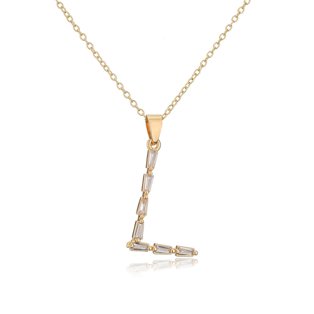 Collana da donna con ciondolo a lettera minimalista in ottone, placcata in oro 18K con intarsio di zirconi