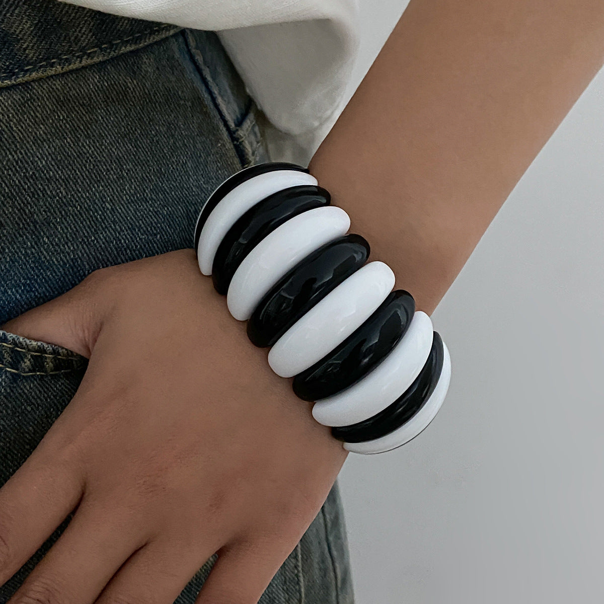 Elegant Geometric Oval Resin Bangle Bracelet for Women