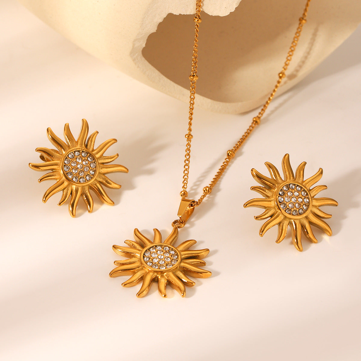 Collana con Ciondolo a Girasole in Acciaio Inossidabile Placcato Oro 18 carati Stile Instagram con Intarsio di Strass da Donna