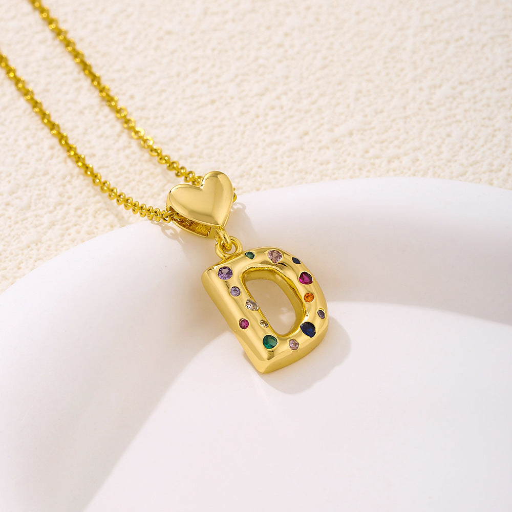 Elegante collana con ciondolo a lettera e cuore da donna in acciaio inossidabile con catena a maglie e dettagli a micro-pavé