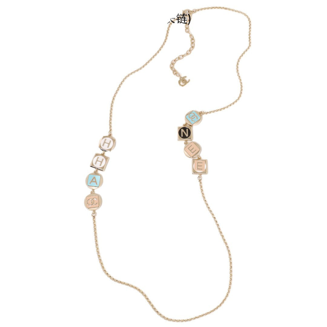 Collar con letras de esmalte de latón chapado en oro de lujo con colgante de plata de ley 925 para mujer