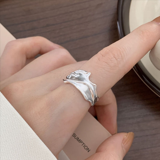 Anillo abierto gótico minimalista de plata de ley 925 con textura arrugada