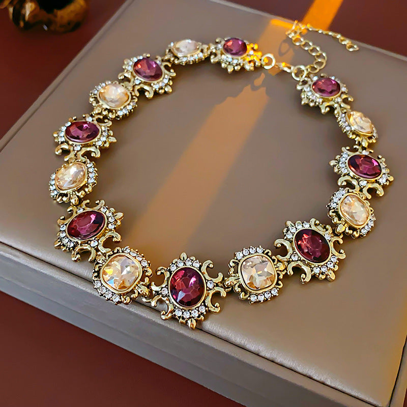 Collana Pendente Rotonda con Strass d'Ispirazione Vintage e Catena in Lega Placcata da Donna, Elegante Set di Gioielli per la Clavicola con Orecchini Inclusi