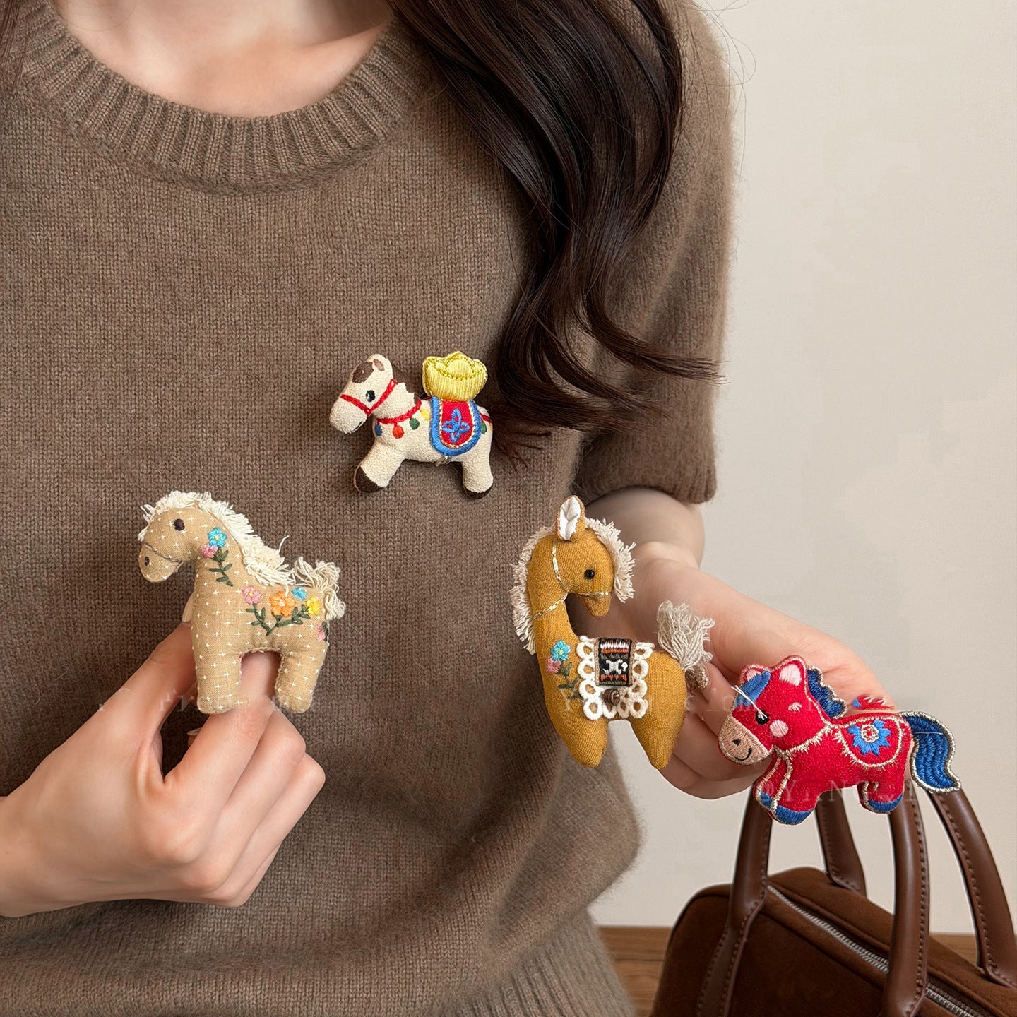 Spilla da Donna Fatta a Mano a Forma di Cavallo in Tessuto con Motivi Floreali e Yuanbao, Accessorio di Lusso Minimalista per Ufficio e Abbigliamento Casual