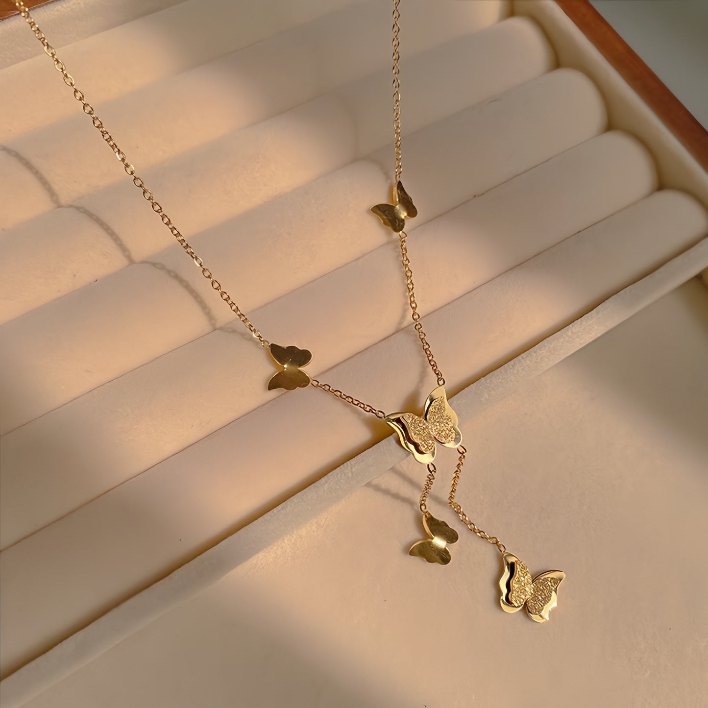 Gargantilla de lujo minimalista con colgante irregular de mariposa arenada en titanio y acero, bañada en oro de 18 quilates
