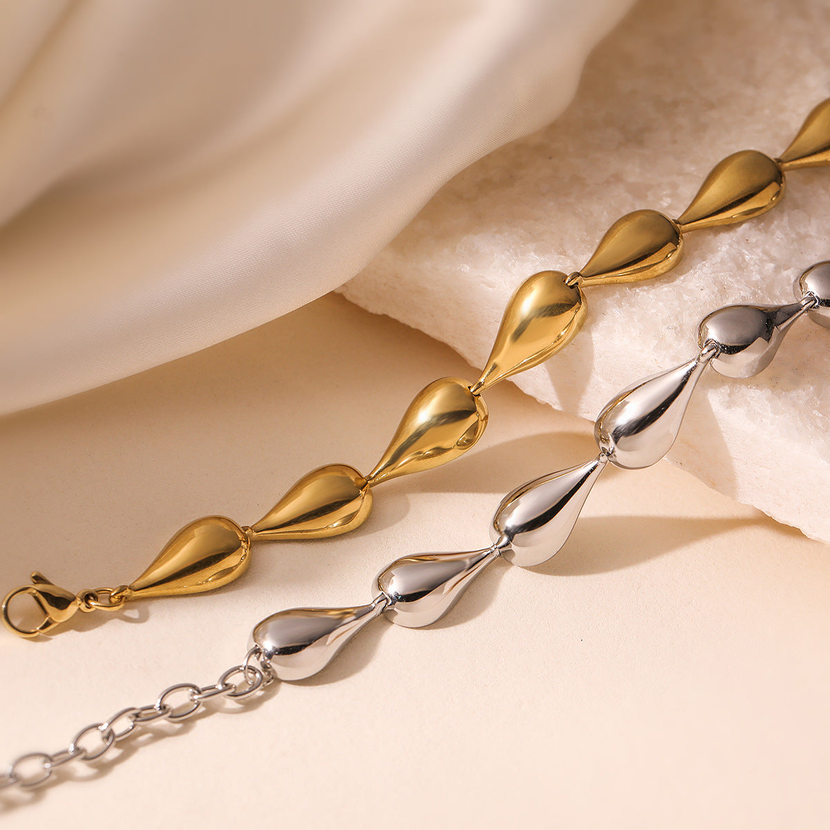 Collana Pendente a Goccia in Acciaio Inossidabile Stile Minimalista da Donna con Placcatura in Oro e Design Geometrico Irregolare
