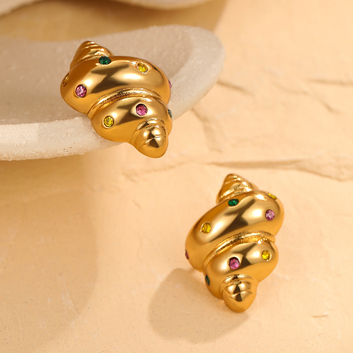Pendientes de acero inoxidable a la moda con forma de cruasán e incrustaciones de circonitas de colores para mujer