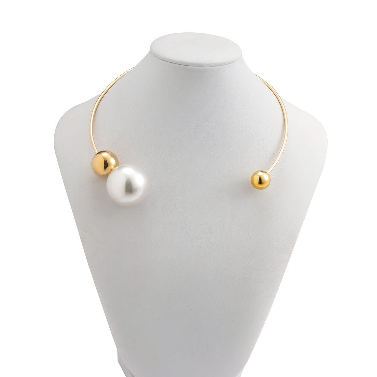 Collana da donna a cerchio asimmetrico minimalista con costruzione in resina plastica galvanizzata e design geometrico