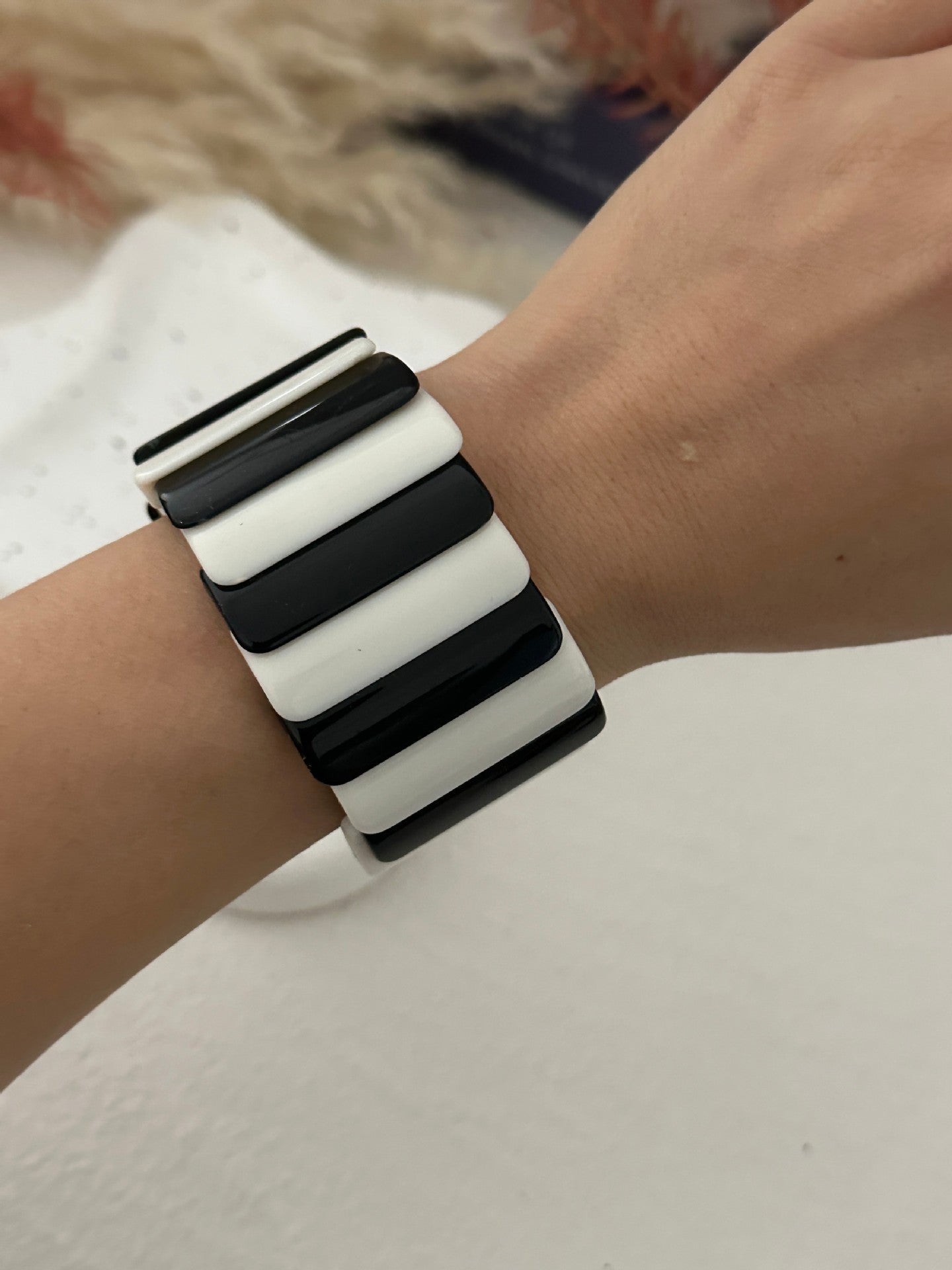 Bracciale tondo rigido da donna in resina acrilica a strisce, stile minimalista