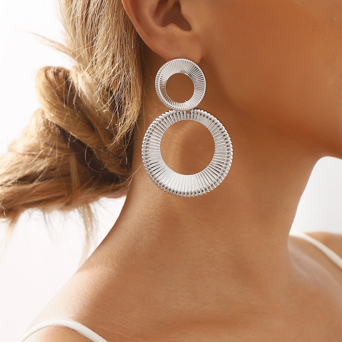 Pendientes de botón geométricos retro minimalistas para mujer con baño electrolítico